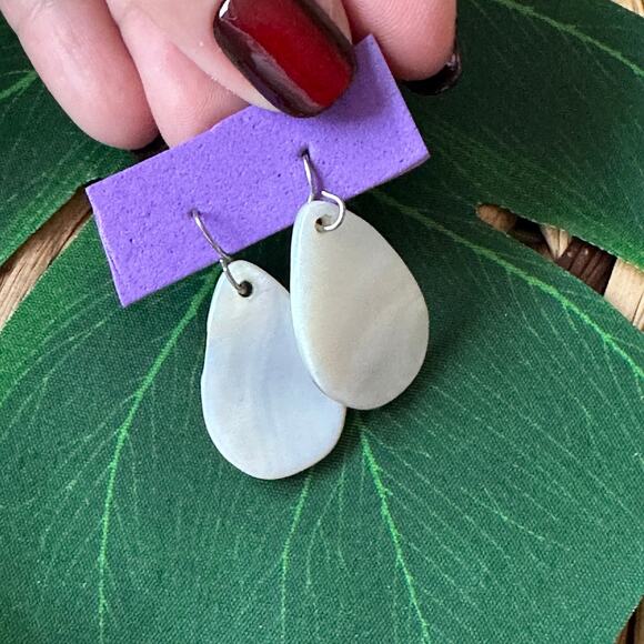 BOGO FREE White MOP CREAM WHITE VTG SHELL BEACH CRUISE EARRINGS - Picture 1 of 7